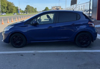 Подержанный автомобиль Peugeot 208 2013 года (8 фото)