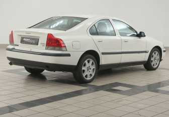 Подержанный автомобиль Volvo S60 2002 года (4 фото)
