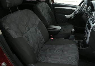 Подержанный автомобиль Renault Sandero 2010 года (10 фото)