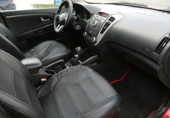 Подержанный автомобиль Kia Ceed Hatchback 2010 года (9 фото)