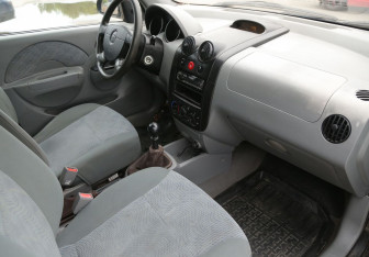 Подержанный автомобиль Chevrolet Aveo Sedan 2004 года (9 фото)
