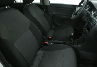 Подержанный автомобиль Skoda Rapid Liftback 2015 года (10 фото)