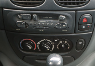 Подержанный автомобиль Renault Scenic 1999 года (13 фото)