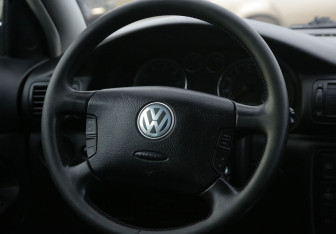 Подержанный автомобиль Volkswagen Passat Sedan 2003 года (16 фото)