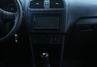 Подержанный автомобиль Volkswagen Polo Sedan 2015 года (9 фото)