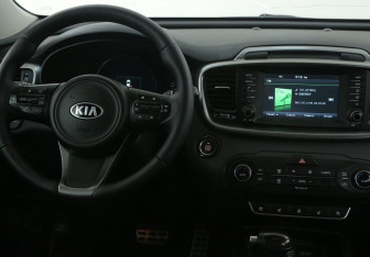 Подержанный автомобиль Kia Sorento 2017 года (14 фото)