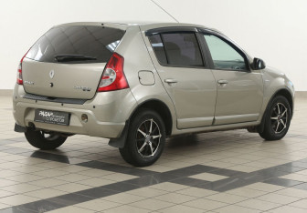 Подержанный автомобиль Renault Sandero 2011 года (4 фото)