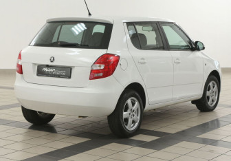 Подержанный автомобиль Skoda Fabia Hatchback 2014 года (4 фото)