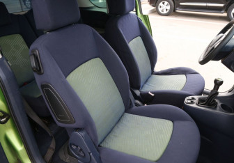 Подержанный автомобиль Peugeot 1007 2006 года (10 фото)