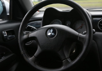 Подержанный автомобиль Mitsubishi Outlander 2004 года (16 фото)