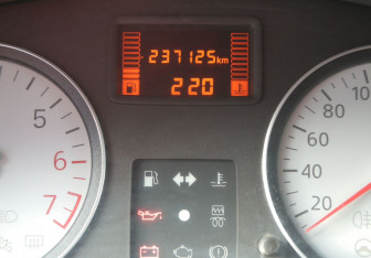 Подержанный автомобиль Renault Sandero 2010 года (17 фото)