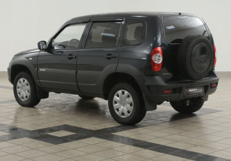 Подержанный автомобиль Chevrolet Niva 2015 года (2 фото)