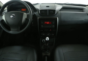 Подержанный автомобиль Nissan Terrano 2014 года (12 фото)