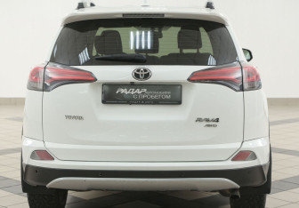 Подержанный автомобиль Toyota RAV4 2016 года (3 фото)