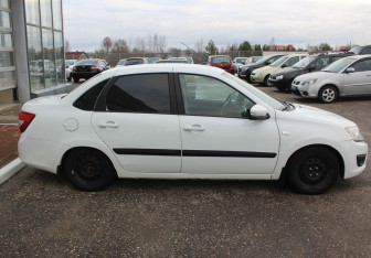 Подержанный автомобиль LADA (ВАЗ) Granta Sedan 2015 года (8 фото)