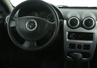 Подержанный автомобиль Renault Sandero 2014 года (14 фото)