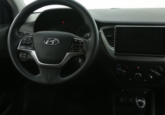 Подержанный автомобиль Hyundai Solaris Sedan 2021 года (14 фото)