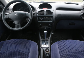 Подержанный автомобиль Peugeot 206 Hatchback 2004 года (12 фото)