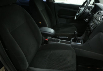 Подержанный автомобиль Ford Focus Sedan 2006 года (10 фото)