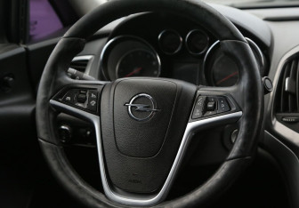 Подержанный автомобиль Opel Astra Sedan 2013 года (16 фото)