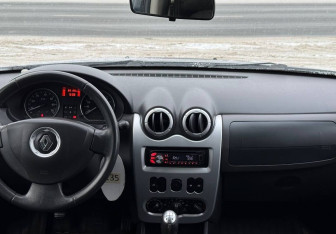 Подержанный автомобиль Renault Sandero 2014 года (11 фото)