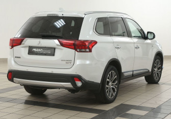 Подержанный автомобиль Mitsubishi Outlander 2017 года (4 фото)