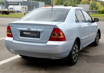 Подержанный автомобиль Toyota Corolla Sedan 2004 года (6 фото)