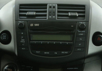 Подержанный автомобиль Toyota RAV4 2010 года (13 фото)