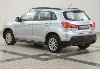 Подержанный автомобиль Mitsubishi ASX 2011 года (2 фото)
