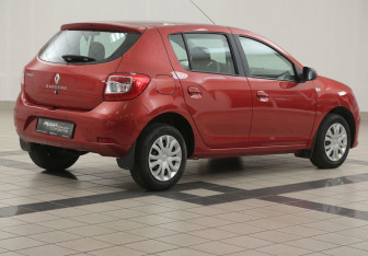 Подержанный автомобиль Renault Sandero 2015 года (4 фото)