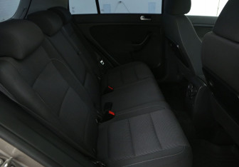 Подержанный автомобиль Volkswagen Golf Plus 2010 года (11 фото)