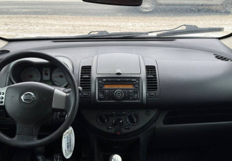 Подержанный автомобиль Nissan Note 2007 года (10 фото)