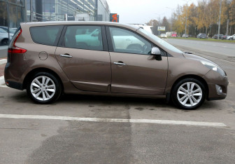 Подержанный автомобиль Renault Scenic 2010 года (7 фото)