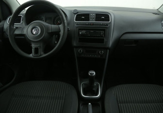 Подержанный автомобиль Volkswagen Polo Sedan 2012 года (12 фото)