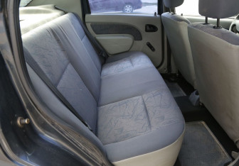 Подержанный автомобиль Renault Logan Sedan 2006 года (11 фото)