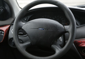 Подержанный автомобиль Ford Focus Hatchback 2005 года (16 фото)