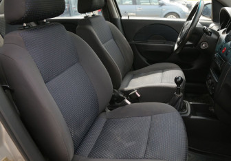 Подержанный автомобиль Chevrolet Aveo Sedan 2005 года (10 фото)