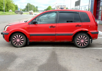 Подержанный автомобиль Ford Fusion 2005 года (8 фото)