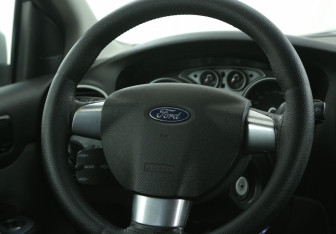 Подержанный автомобиль Ford Focus Sedan 2010 года (16 фото)