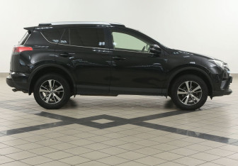 Подержанный автомобиль Toyota RAV4 2016 года (5 фото)