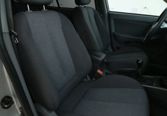Подержанный автомобиль Hyundai Elantra Sedan 2004 года (10 фото)