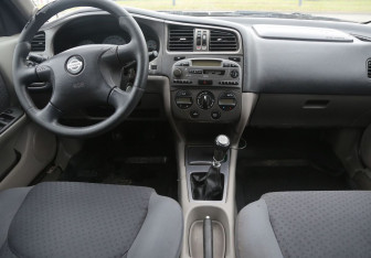 Подержанный автомобиль Nissan Primera Sedan 2001 года (12 фото)