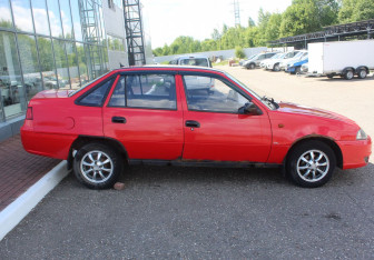 Подержанный автомобиль Daewoo Nexia Sedan 2010 года (8 фото)