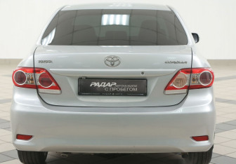 Подержанный автомобиль Toyota Corolla Sedan 2011 года (3 фото)