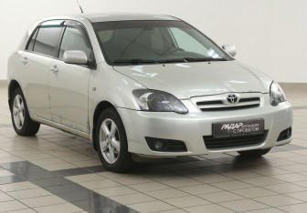 Подержанный автомобиль Toyota Corolla Hatchback 2004 года (1 фото)