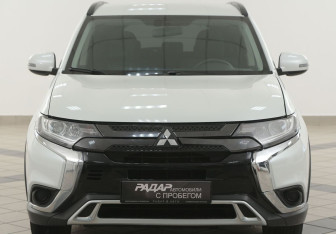 Подержанный автомобиль Mitsubishi Outlander 2022 года (6 фото)