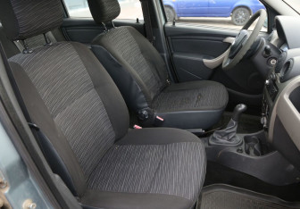Подержанный автомобиль Renault Logan Sedan 2011 года (10 фото)