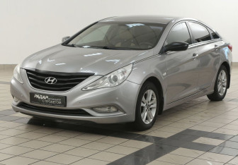 Подержанный автомобиль Hyundai Sonata 2010 года (8 фото)