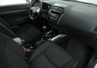 Подержанный автомобиль Mitsubishi ASX 2011 года (9 фото)