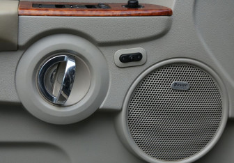 Подержанный автомобиль Jeep Commander 2007 года (19 фото)